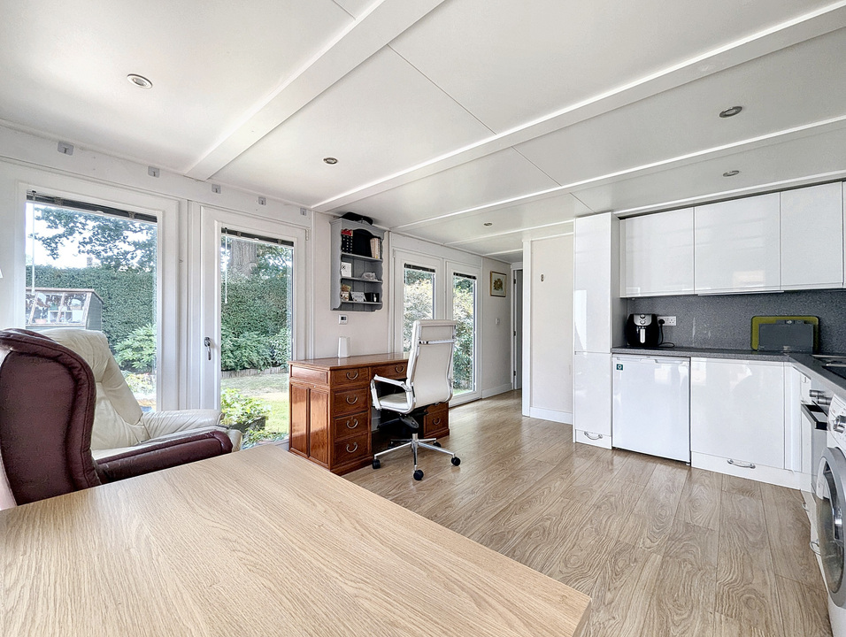 1 Hallsland Way, Oxted, Surrey, RH8 9AL